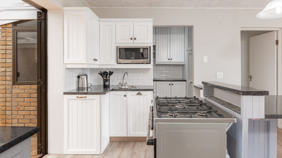 6 Bedroom Property for Sale in Agulhas Western Cape